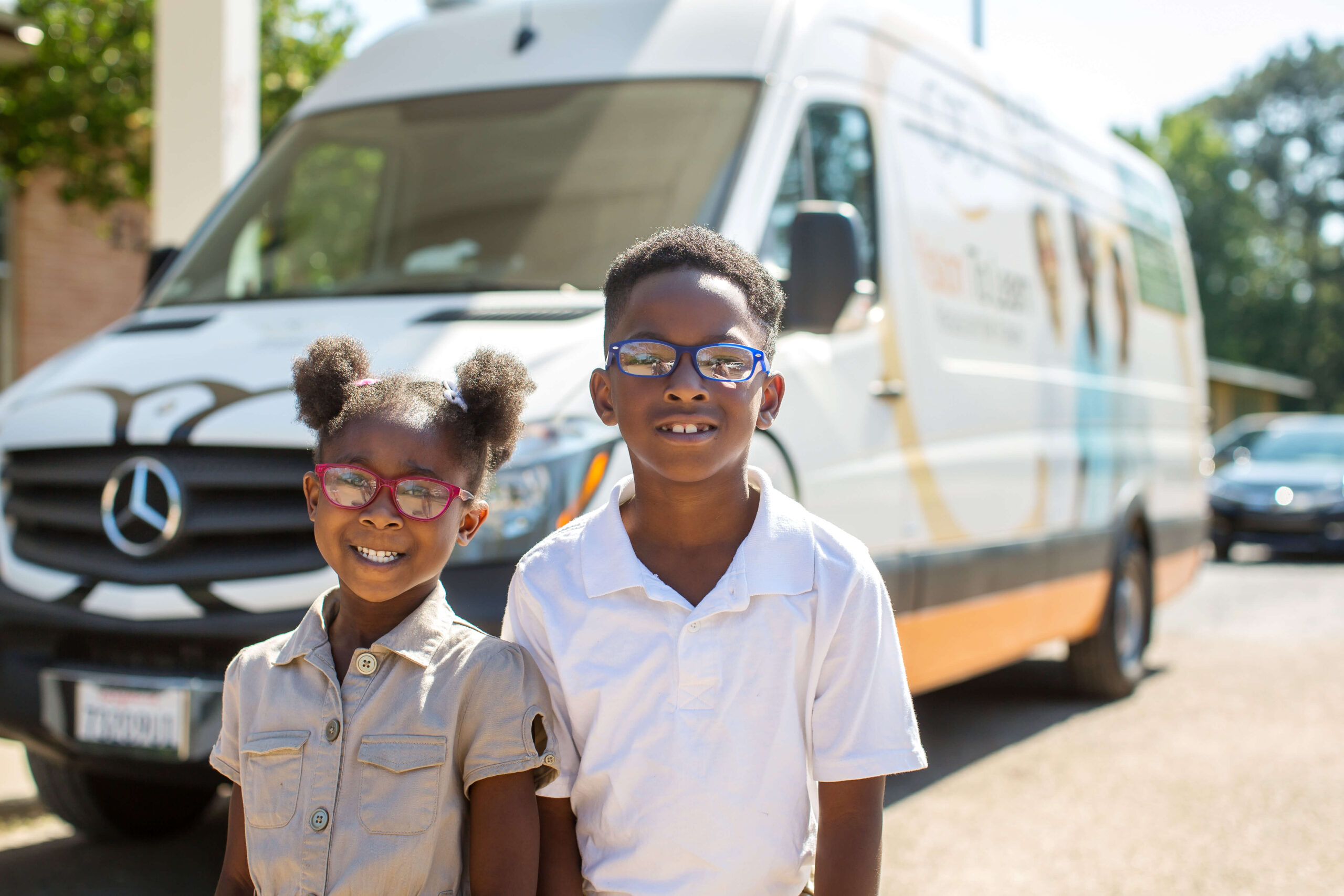 kids in front od reading bus